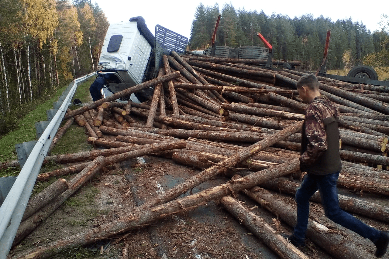 Раскатившийся лес принадлежит компании УЛК, их рабочие должны убрать брёвна с дороги