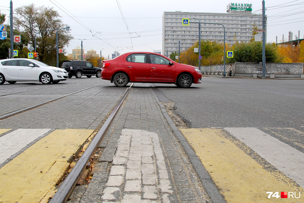 Это же место сейчас: не идеально, но лучше, чем было. В этом году настил должны переложить вновь — на этот раз более широкой плиткой 30 х 30 см Это же место сейчас: не идеально, но лучше, чем было. В этом году настил должны переложить вновь — на этот раз более широкой плиткой 30 х 30 см