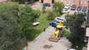 Новосибирцы не пускают мэрию отремонтировать двор у «Березовой рощи» — как люди бросались под технику