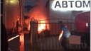 В Ленинском районе загорелся мусор рядом с салоном автомасел — огонь подобрался к крыше здания