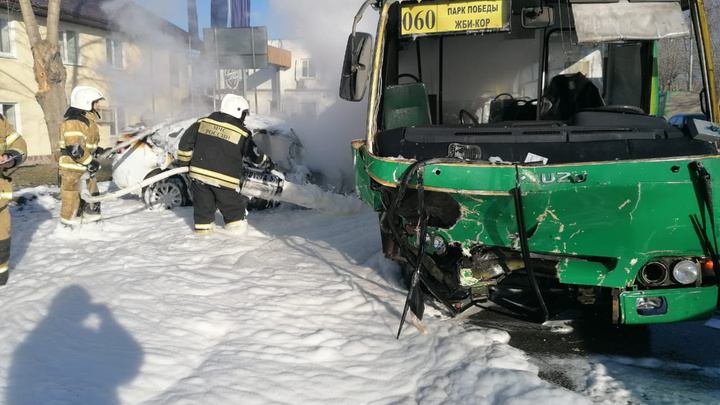 В Екатеринбурге машина такси и пассажирский автобус загорелись после аварии: есть пострадавшие