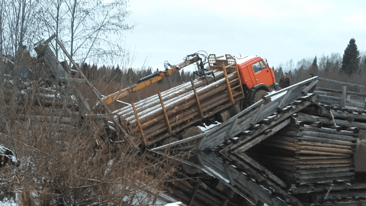 В Шенкурском районе под КАМАЗом обвалился мост через реку Суланду