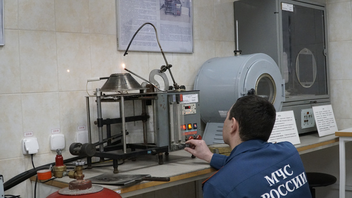 Расследуем пожары и испытываем приборы: прямой эфир из тюменской лаборатории МЧС