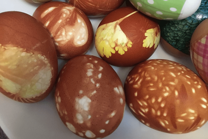 Красить яйца луковой шелухой не только экологично, но и красиво!