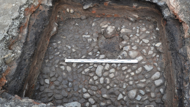 Археологи нашли старинную городскую дорогу на территории СИЗО-1 в Архангельске