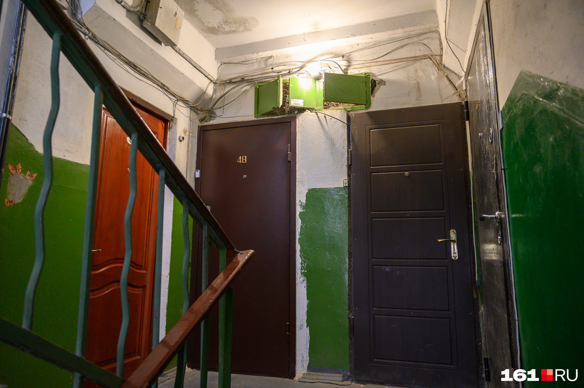 В подъездах жильцы сами периодически красили стены, так как ремонта в доме не было со времен постройки