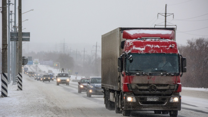 На трассе М-5 в Челябинской области из-за снегопада остановили движение большегрузов
