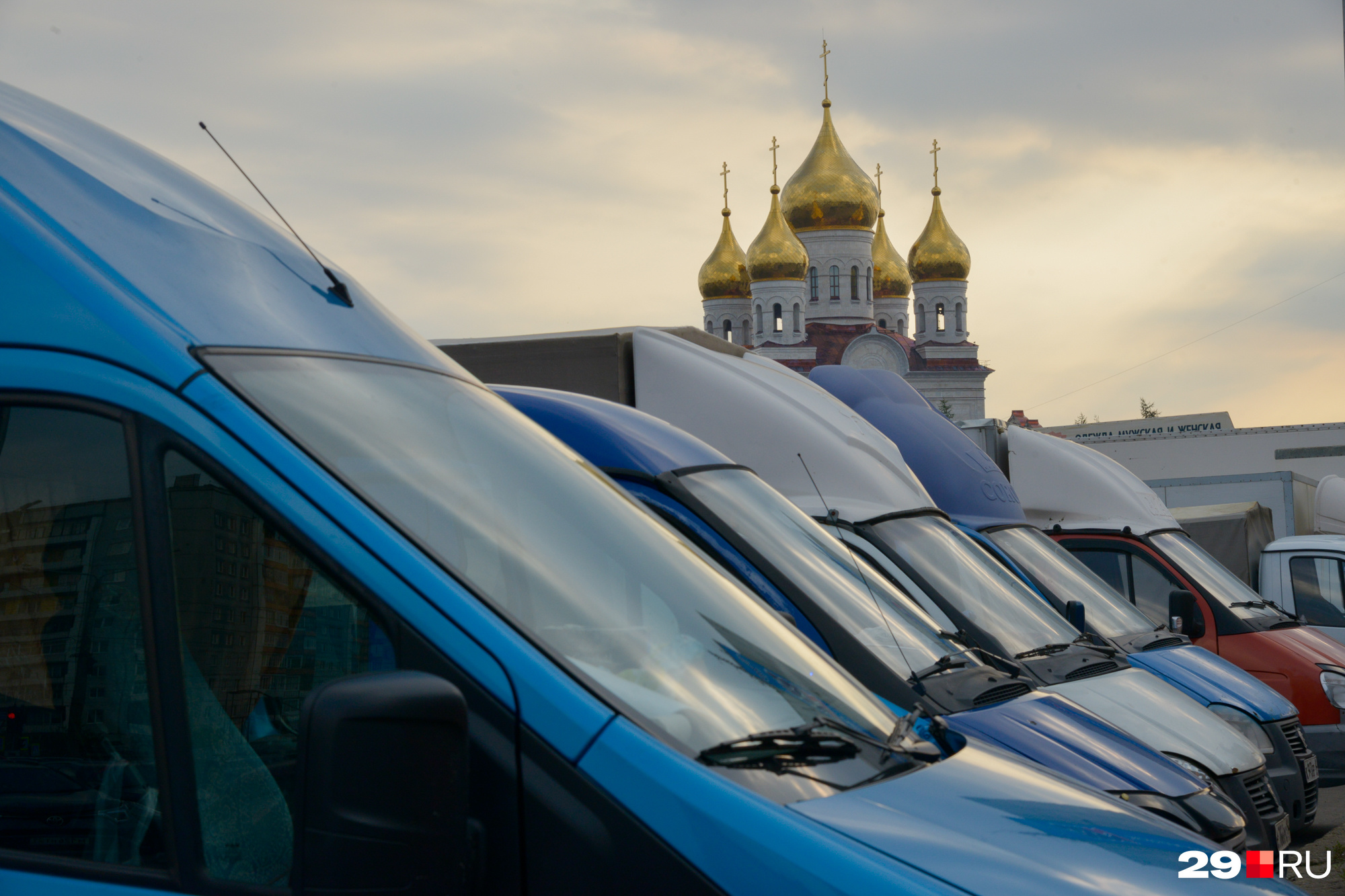 Парковки, конечно же, забиты автомобилями продавцов и покупателей Парковки, конечно же, забиты автомобилями продавцов и покупателей