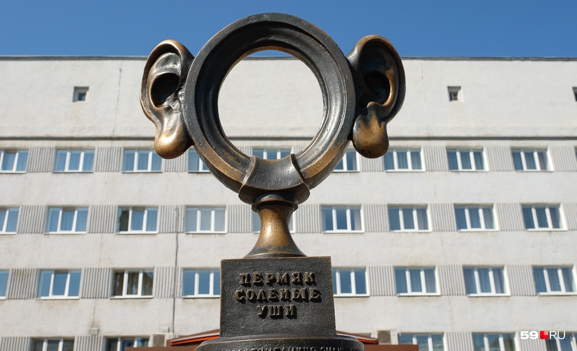 Гостиница находится в центре Перми, рядом с ней — один из самых известных памятников города