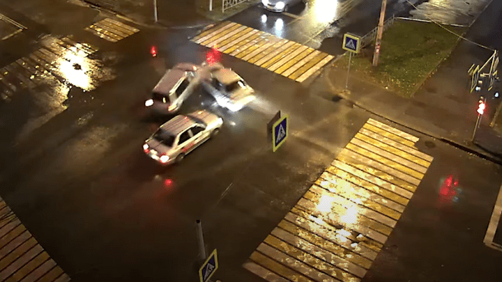 Дорожное видео недели: погоня за пьяным, жесткое столкновение на перекрестке и опасный проезд на красный