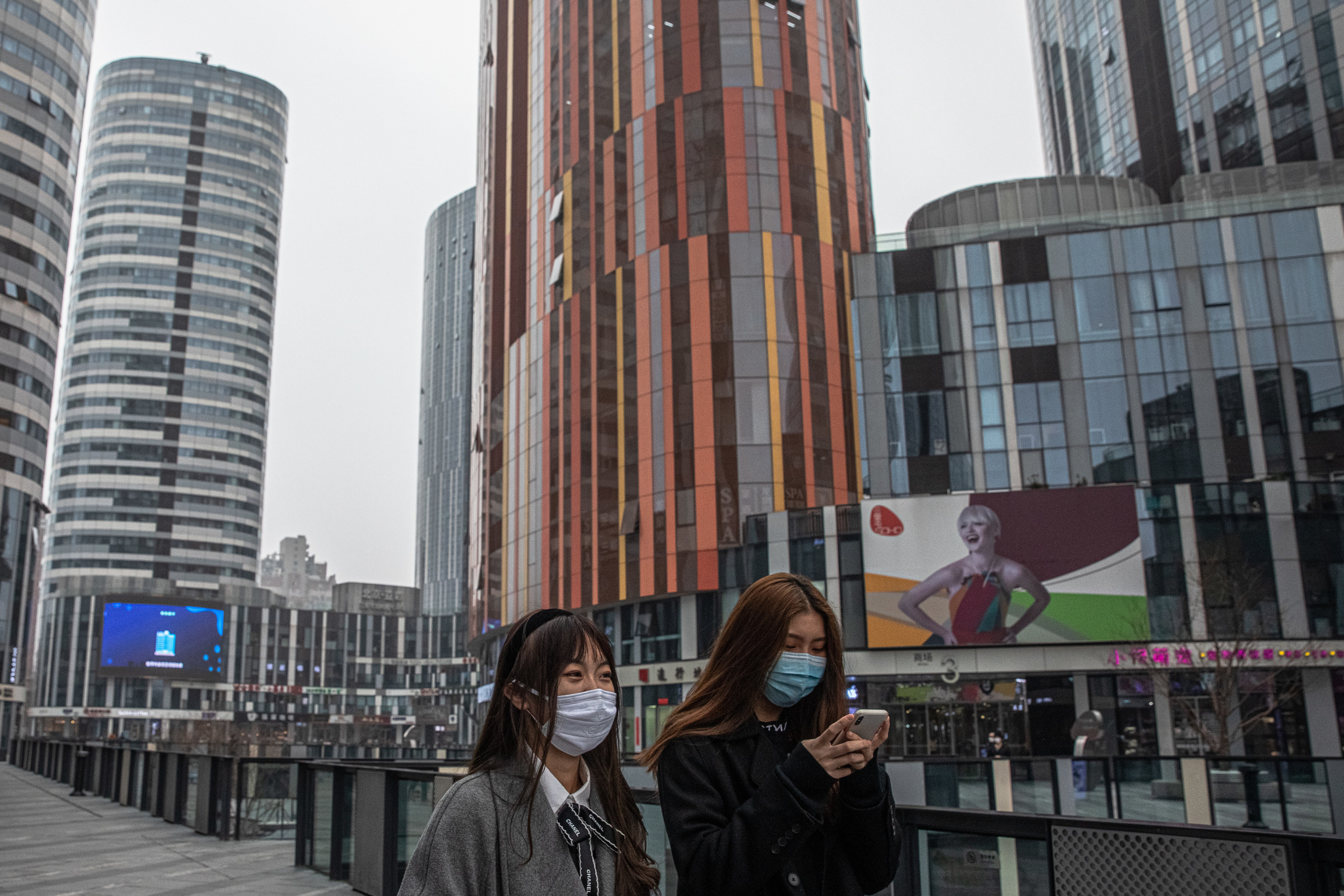 За появление на улице без масок в Китае был назначен крупный штраф
