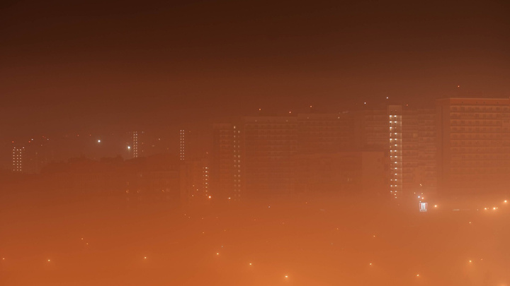 Красноярец снял плотный туман поздней ночью в Солнечном