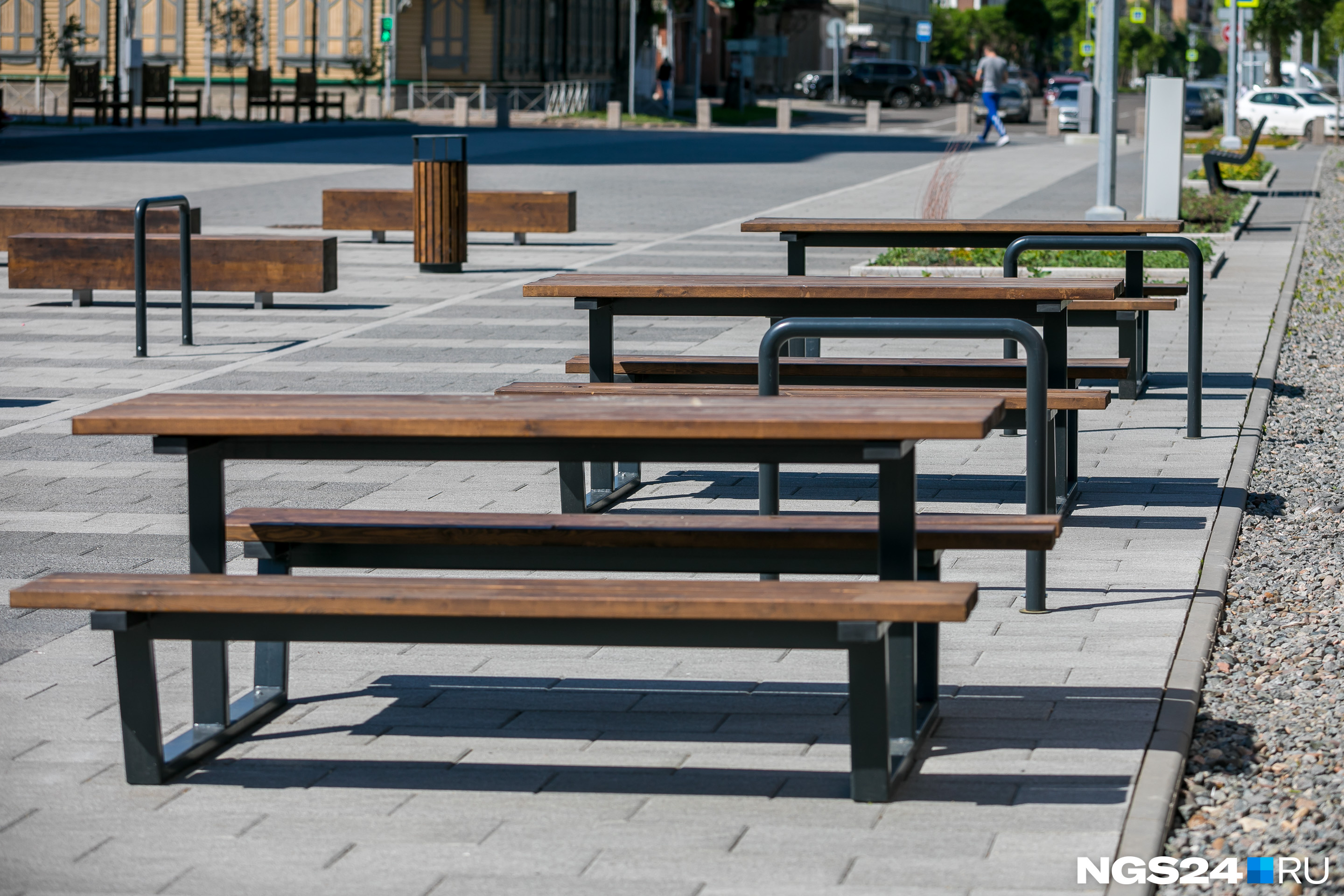 В пешеходной зоне уже стоят столы — можно устраивать пикник