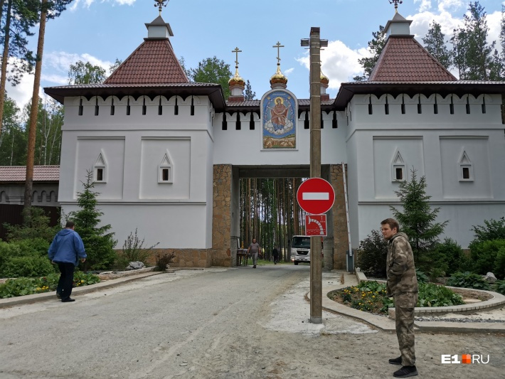 Закрыли монастырь. Среднеуральский женский монастырь паломники. Монастырь закрытого типа. Закрыть монастырь. Среднеуральский женский монастырь фото ворота.