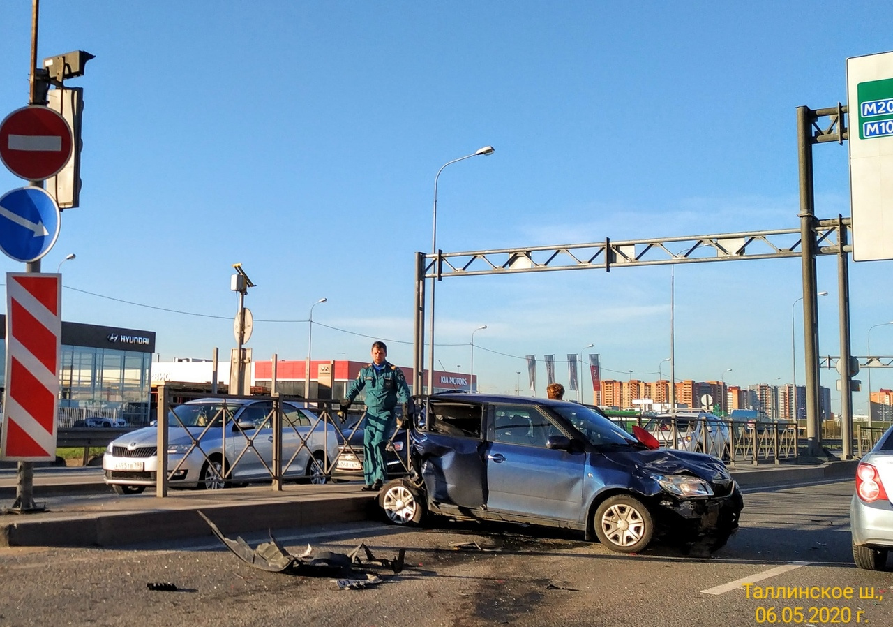 Самосвал проехал через Skoda и Renault»: на Таллинском у машины срезало  заднюю часть - 6 мая 2020 - ФОНТАНКА.ру