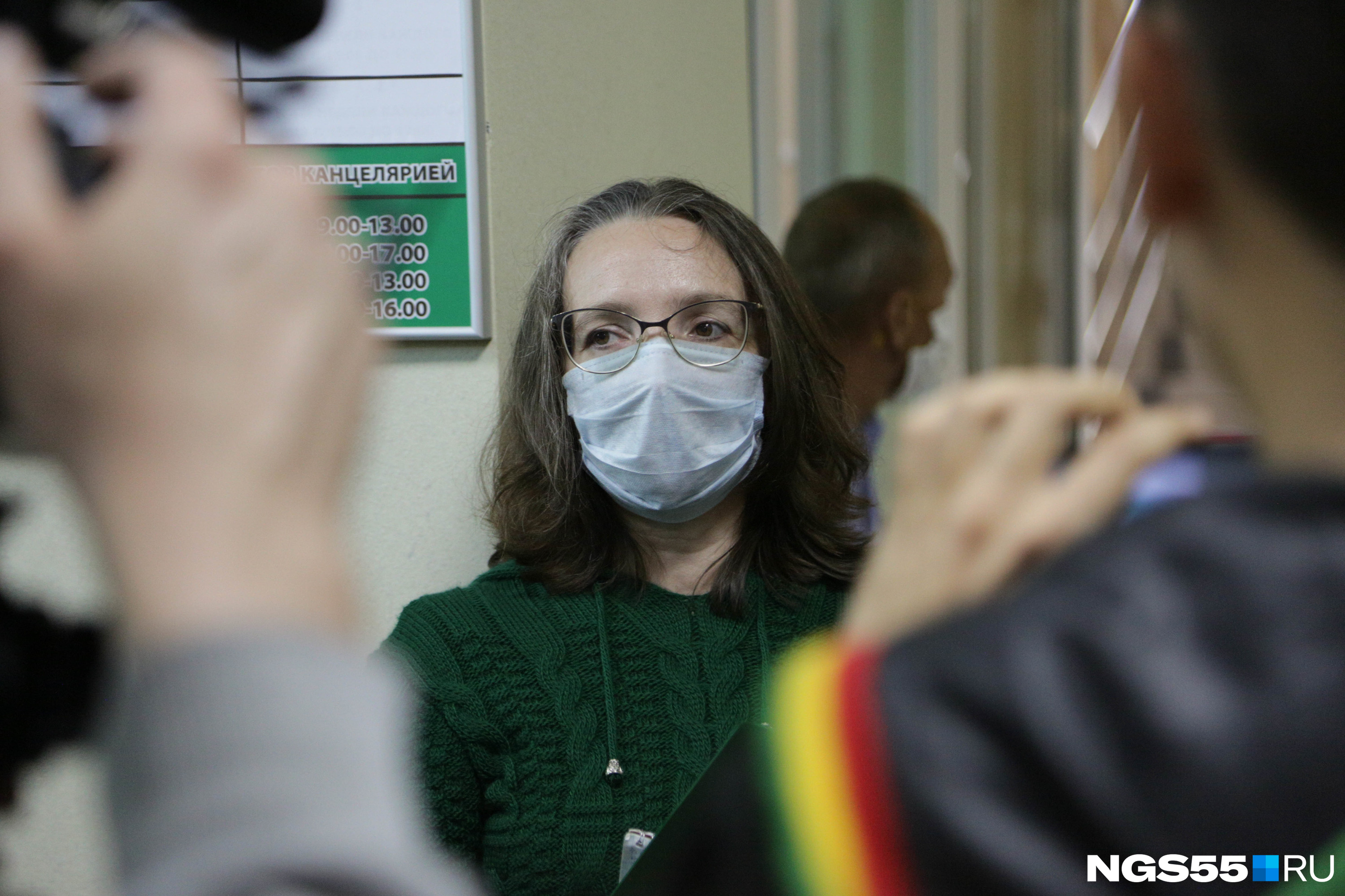 Елене Завьяловой чудом удалось пройти на слушания, слившись с толпой студентов. Так там появился второй противник вносимых изменений Елене Завьяловой чудом удалось пройти на слушания, слившись с толпой студентов. Так там появился второй противник вносимых изменений