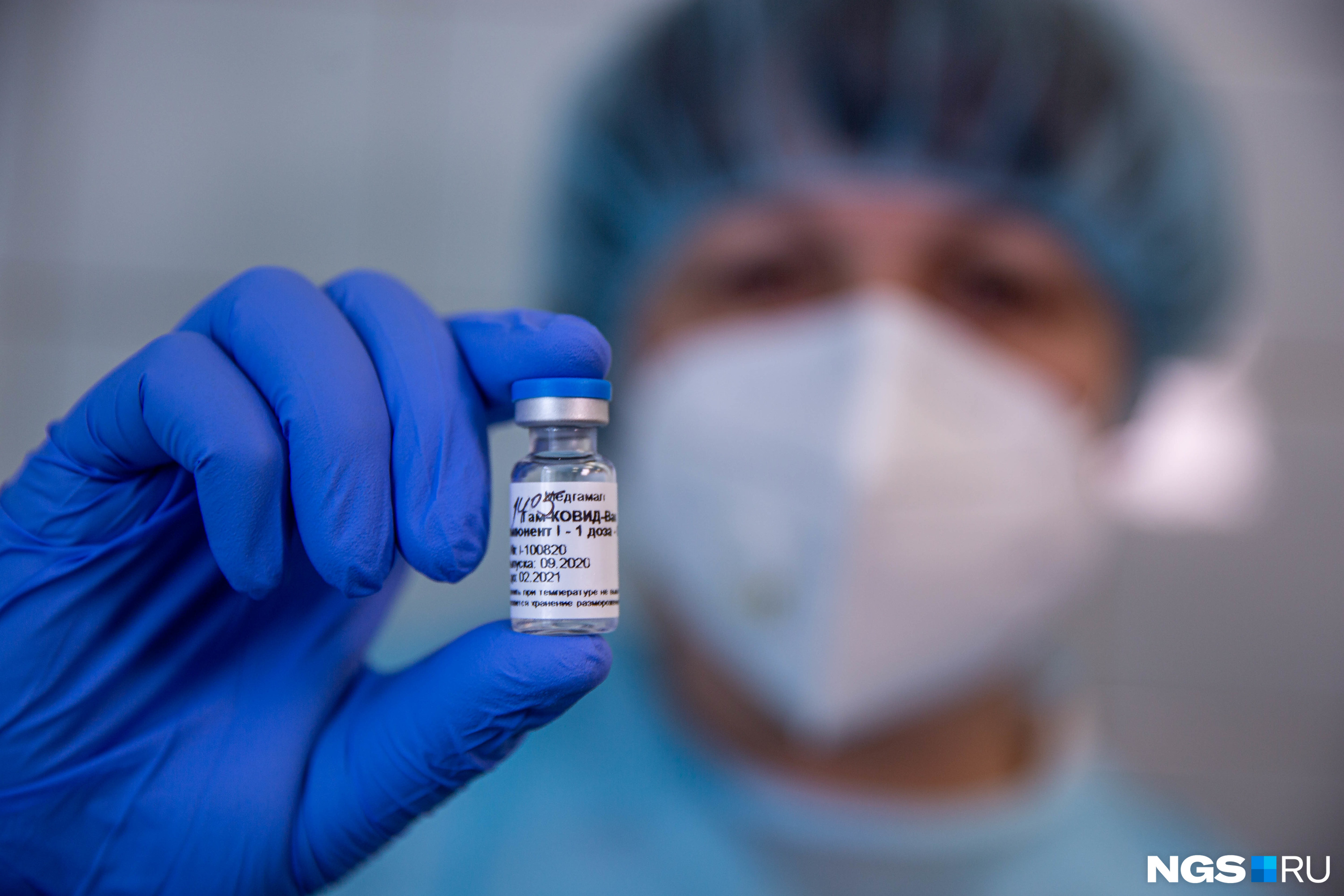 Первые партии вакцины от коронавируса уже начали ставить врачам