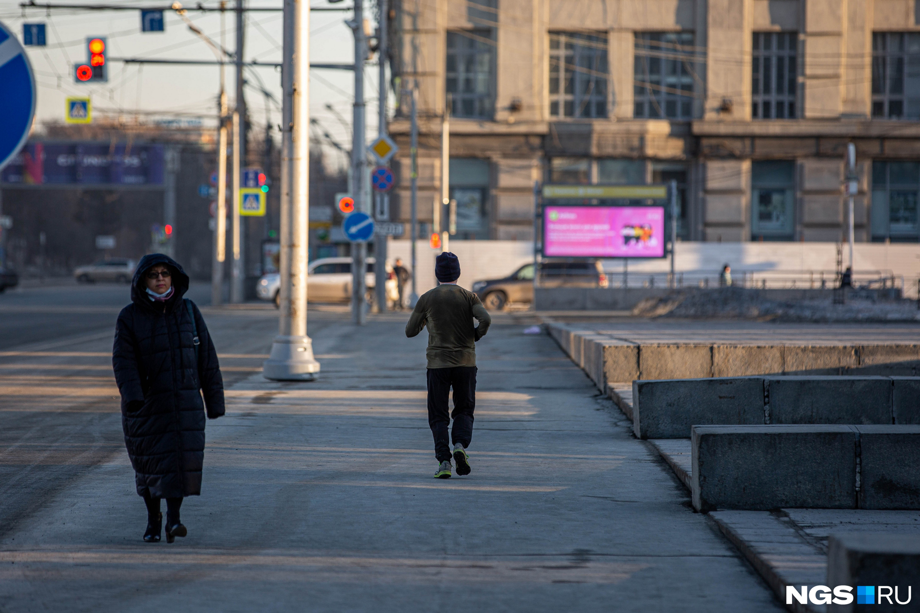 После новосибирск. Одиночество человека в многолюдном городе. Картинка жителей Новосибирска. Многолюдные места Новосибирск. Россия грустная фото зима людно.