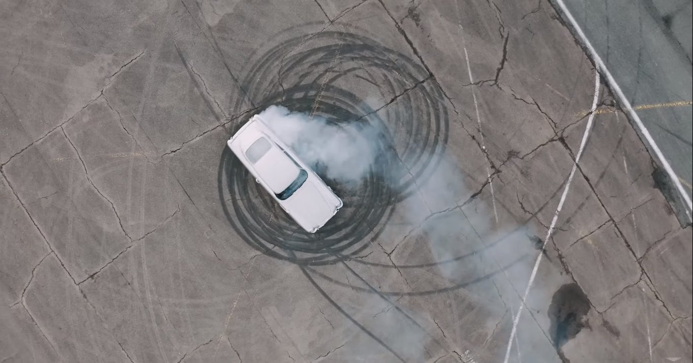 Кадр из видео&nbsp;Aston Martin в YouTube