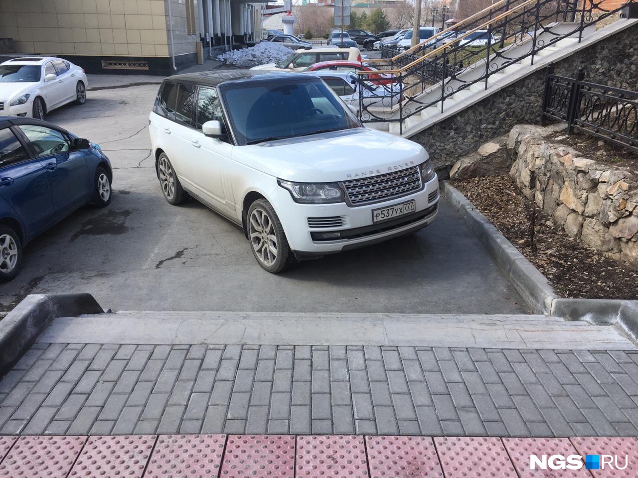 Припаркованный Range Rover