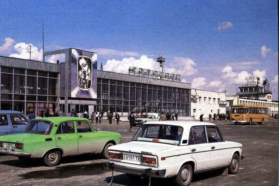 Аэропорт Сургута в 80-х годах. Обратите внимание на автомобильные номера, они — тюменские