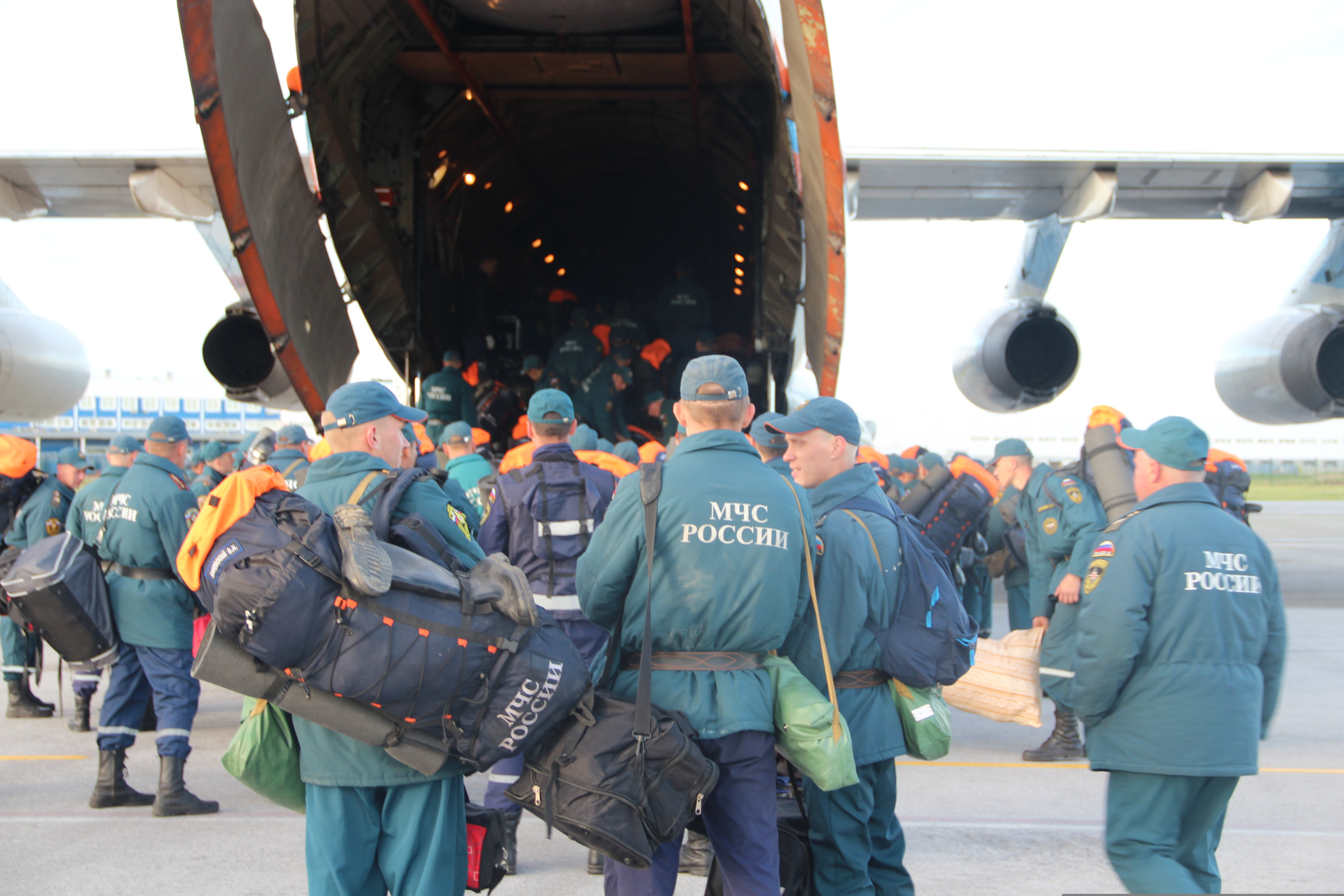 Презентация на тему мчс. Газета мчс. Сколько в мчс спасателей. Мчс картинки. С днем спасателя мчс.