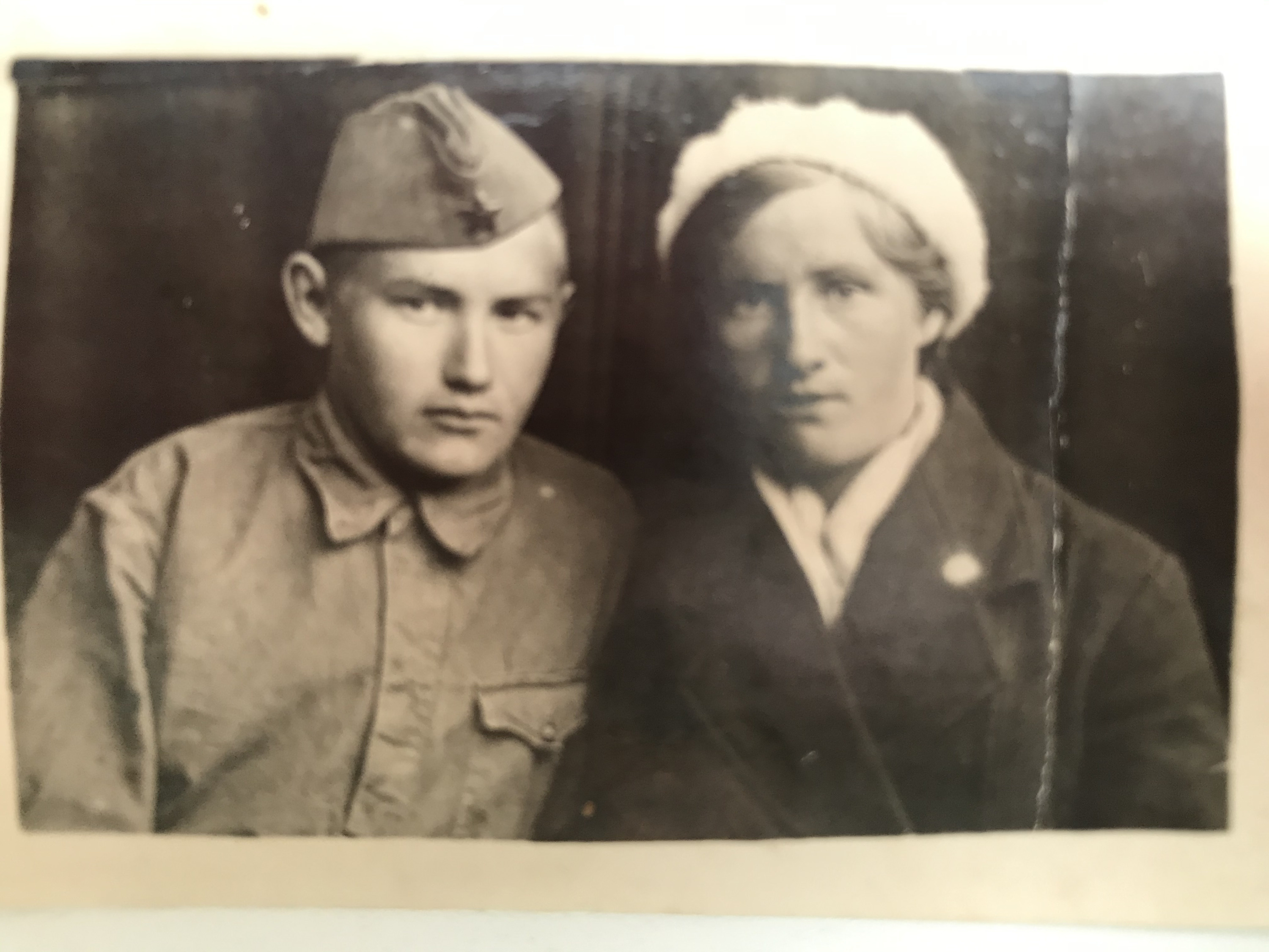 Николай Синельников с сестрой перед отправкой на фронт в 1942 году