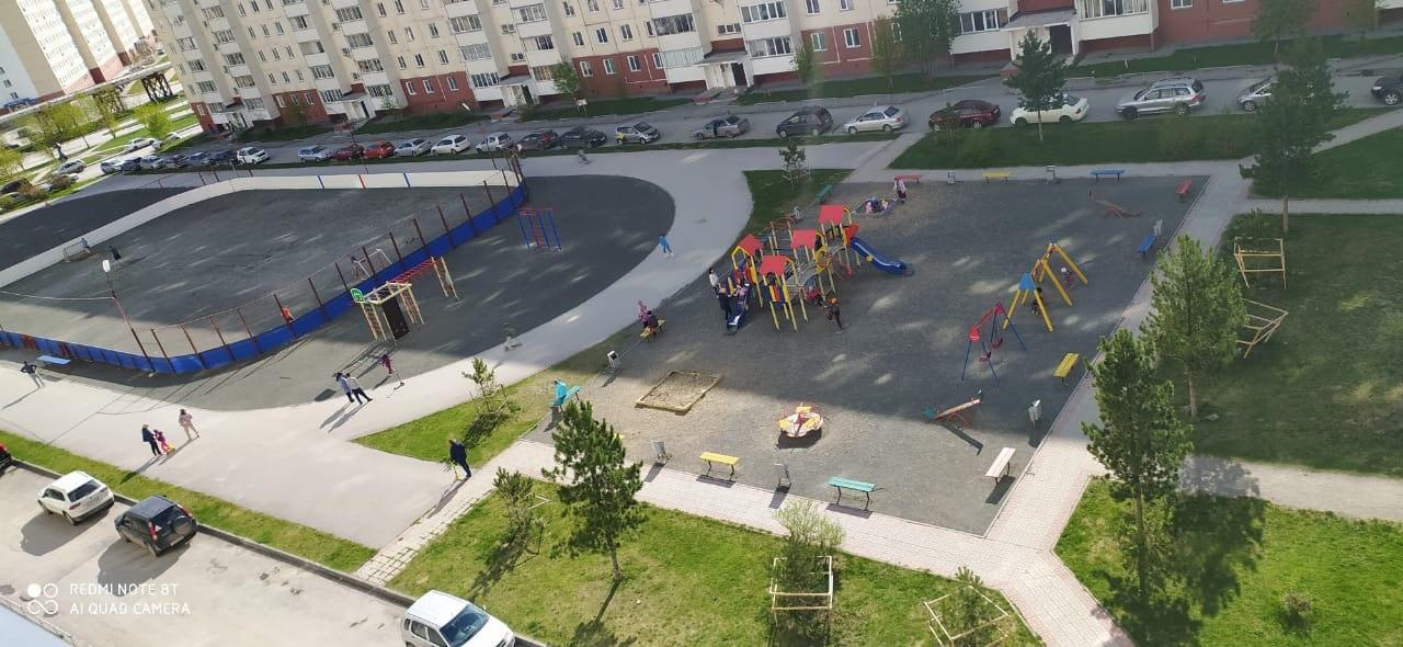 А на улице Высоцкого немного забыли про самоизоляцию