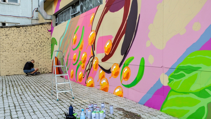 «Серые навевают грусть и тоску»: стены онкодиспансера разрисовали красочными граффити