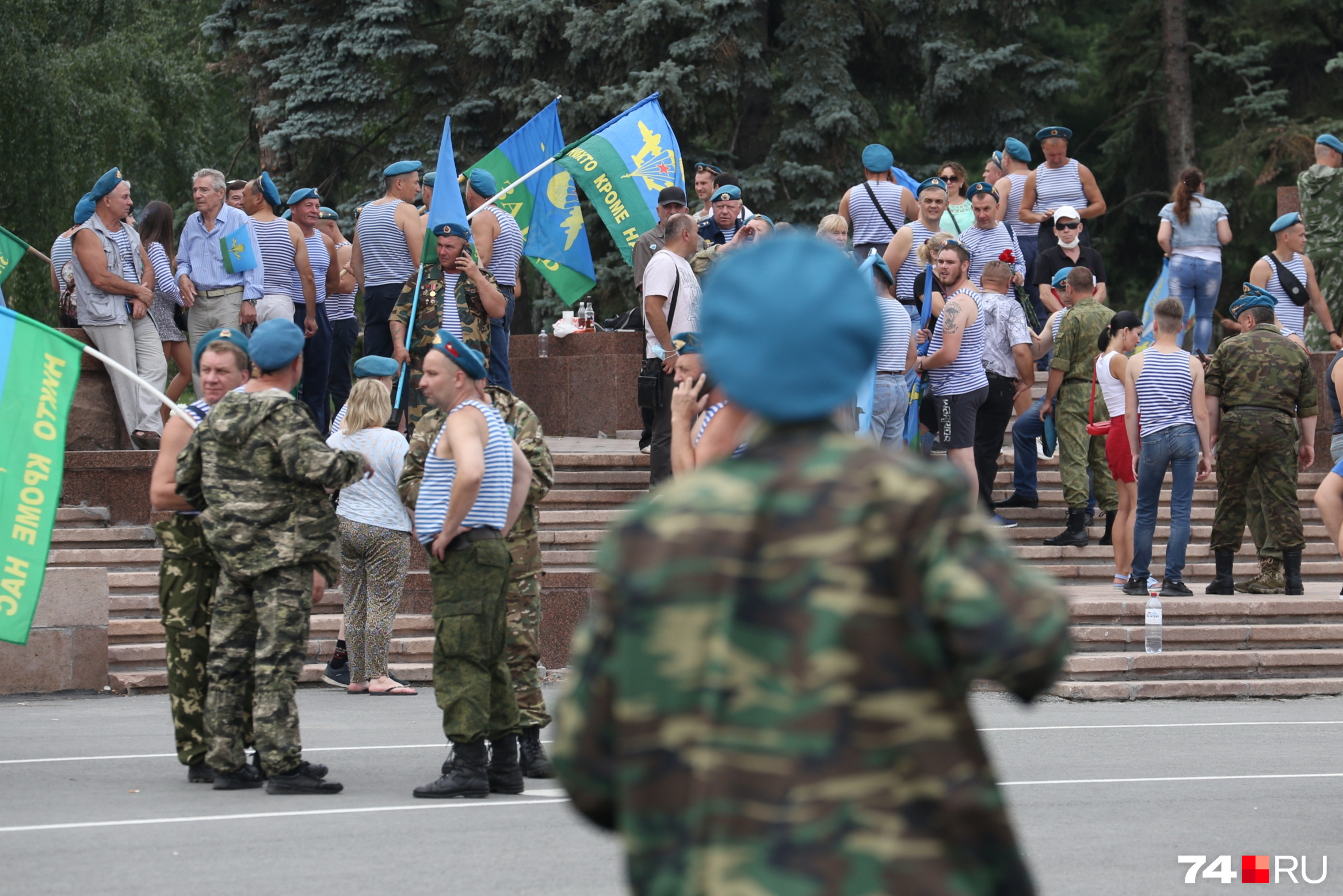 Маски у присутствующих в лучшем случае висели на подбородках Маски у присутствующих в лучшем случае висели на подбородках