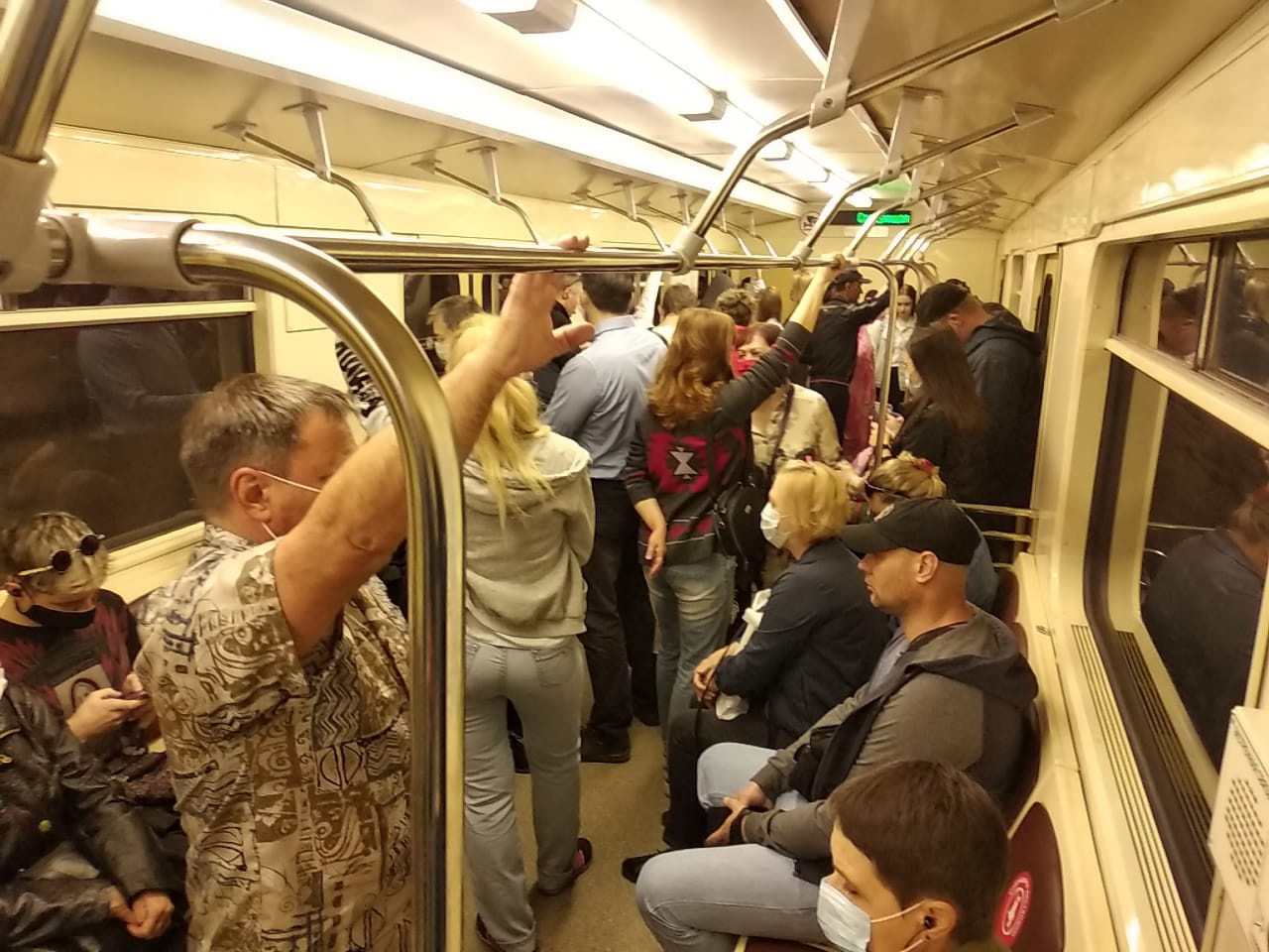 А это новосибирское метро в понедельник утром. Видимо, социальная дистанция и режим самоизоляции уже забыты... А это новосибирское метро в понедельник утром. Видимо, социальная дистанция и режим самоизоляции уже забыты...