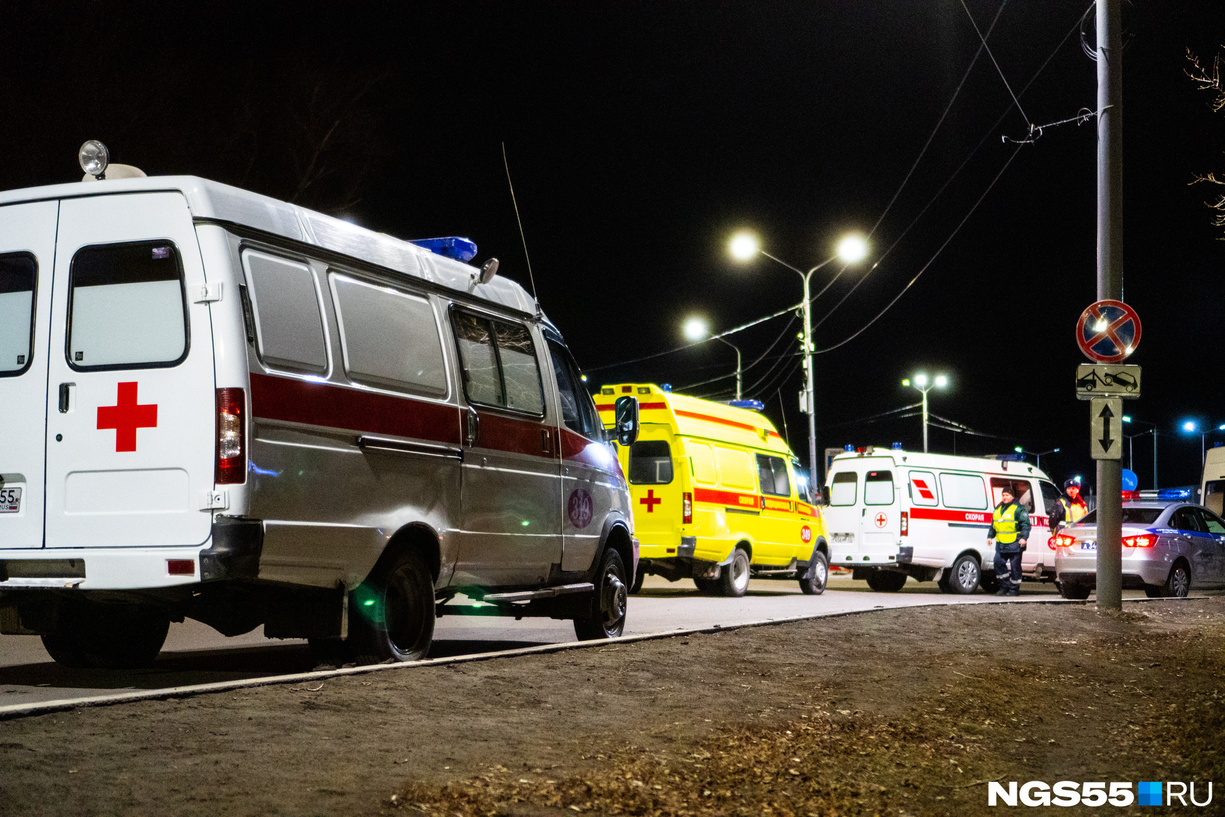 Бригады скорой помощи дежурили возле аэропорта Бригады скорой помощи дежурили возле аэропорта