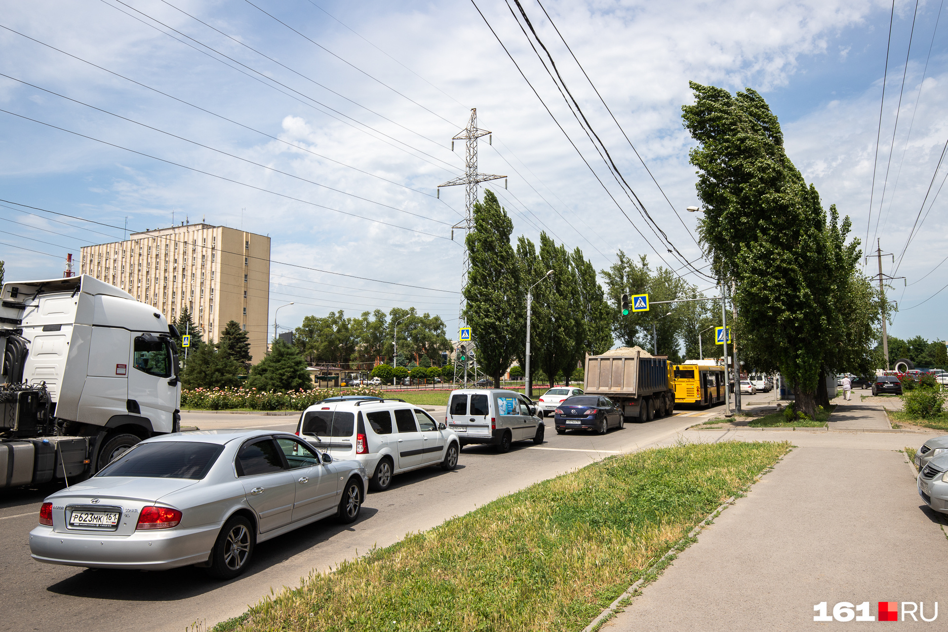 Автобусы на малиновского. Малиновского 16 Волгоград фото. Пробка из за стройки. Малиновского 16 Волгоград.