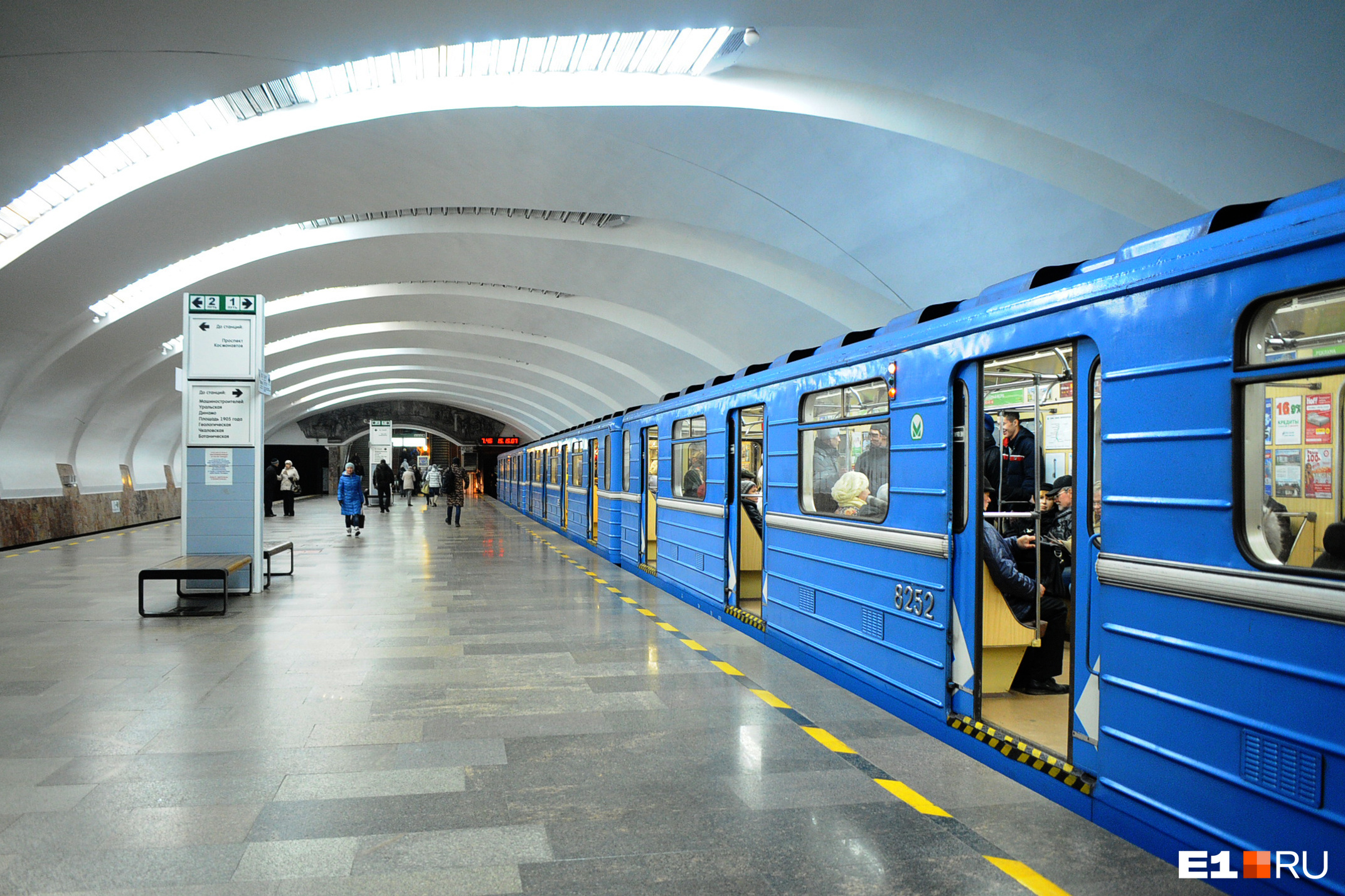 Метро екатеринбург. Екатеринбургский метрополитен поезда. Метро Екатеринбурге станция Татищевская. Метро Екатеринбург метрополитен. Метро ЕКБ поезда.