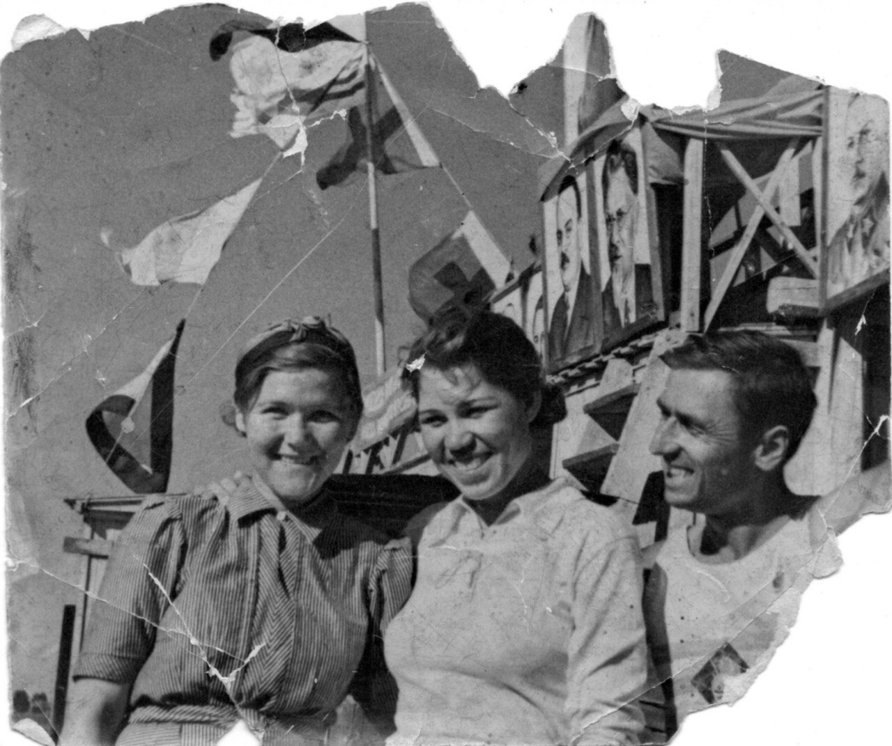Валентина Ивановна (слева) раздобыла своего мужа на поле боя Валентина Ивановна (слева) раздобыла своего мужа на поле боя