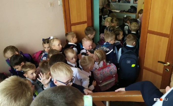 Трудно говорить о социальной дистанции, когда в реальности все происходит вот так Трудно говорить о социальной дистанции, когда в реальности все происходит вот так