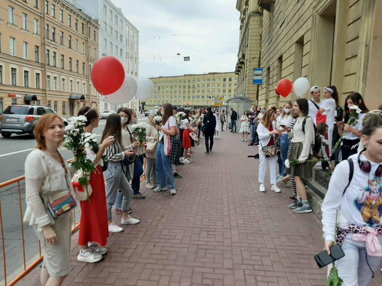 Митинг в поддержку белорусов прошел в центре Петербурга у Гостиного двора  15 августа - 15 августа 2020 - ФОНТАНКА.ру