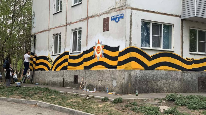 Фасад дома на Ульяновском украсили георгиевской лентой