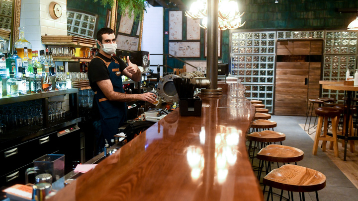 «Каждый день фантазируют». Свердловские власти обязали рестораны закрыть барменов защитными экранами