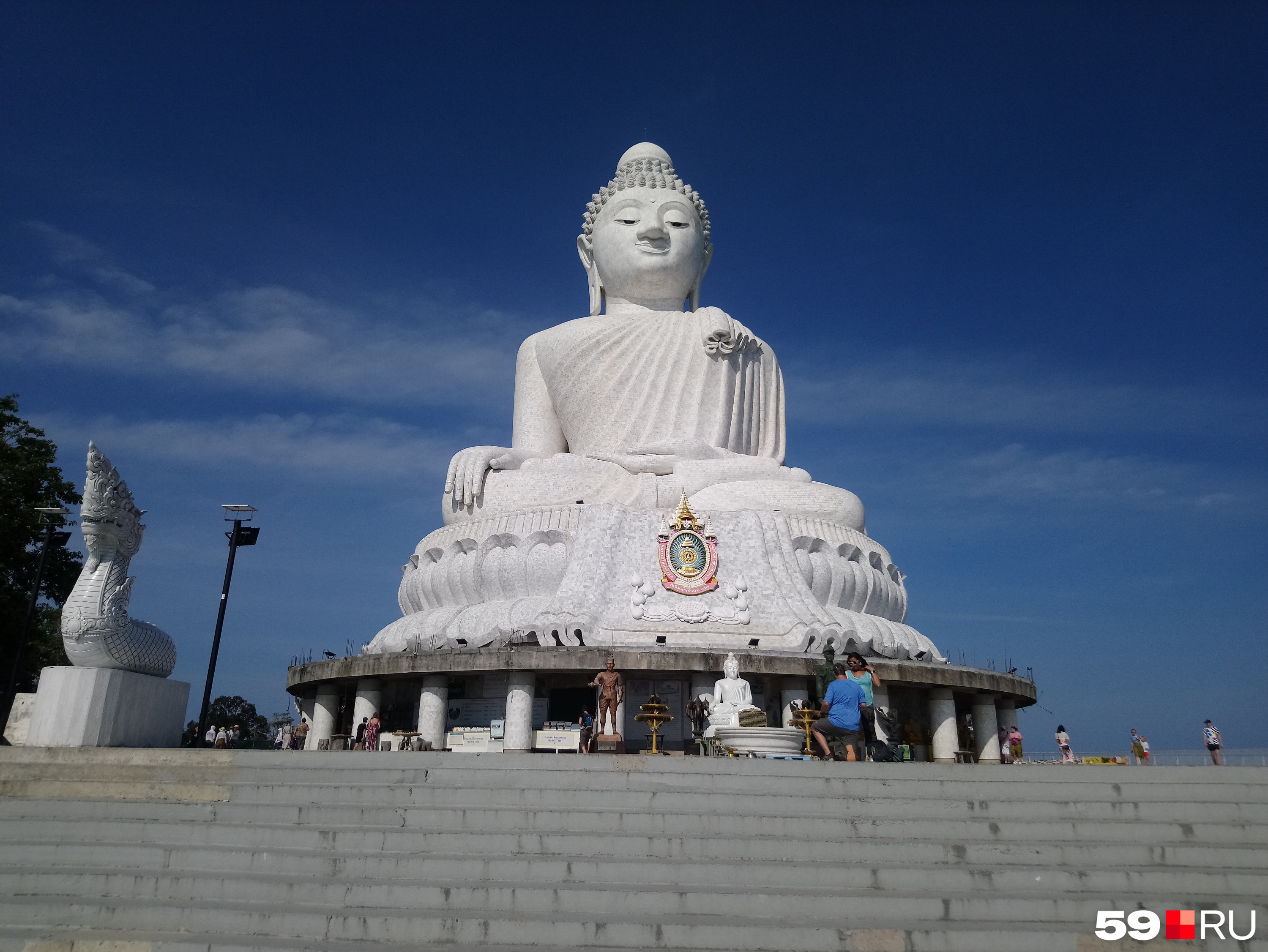 Этот Будда находится на острове Пхукет в Таиланде