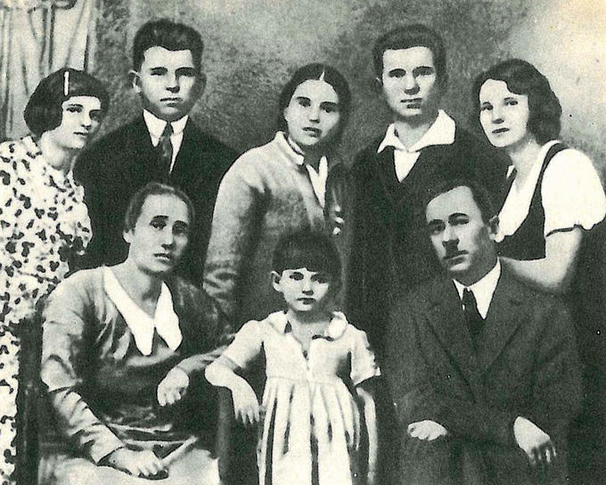 Семья Деревских в 30-е годы: старшие сыновья Митя и Тимофей с супругами, дочки Панна и еще маленькая Валя