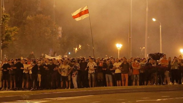 Взрывы и стрельба не стихают: в Белоруссии второй день продолжаются протесты