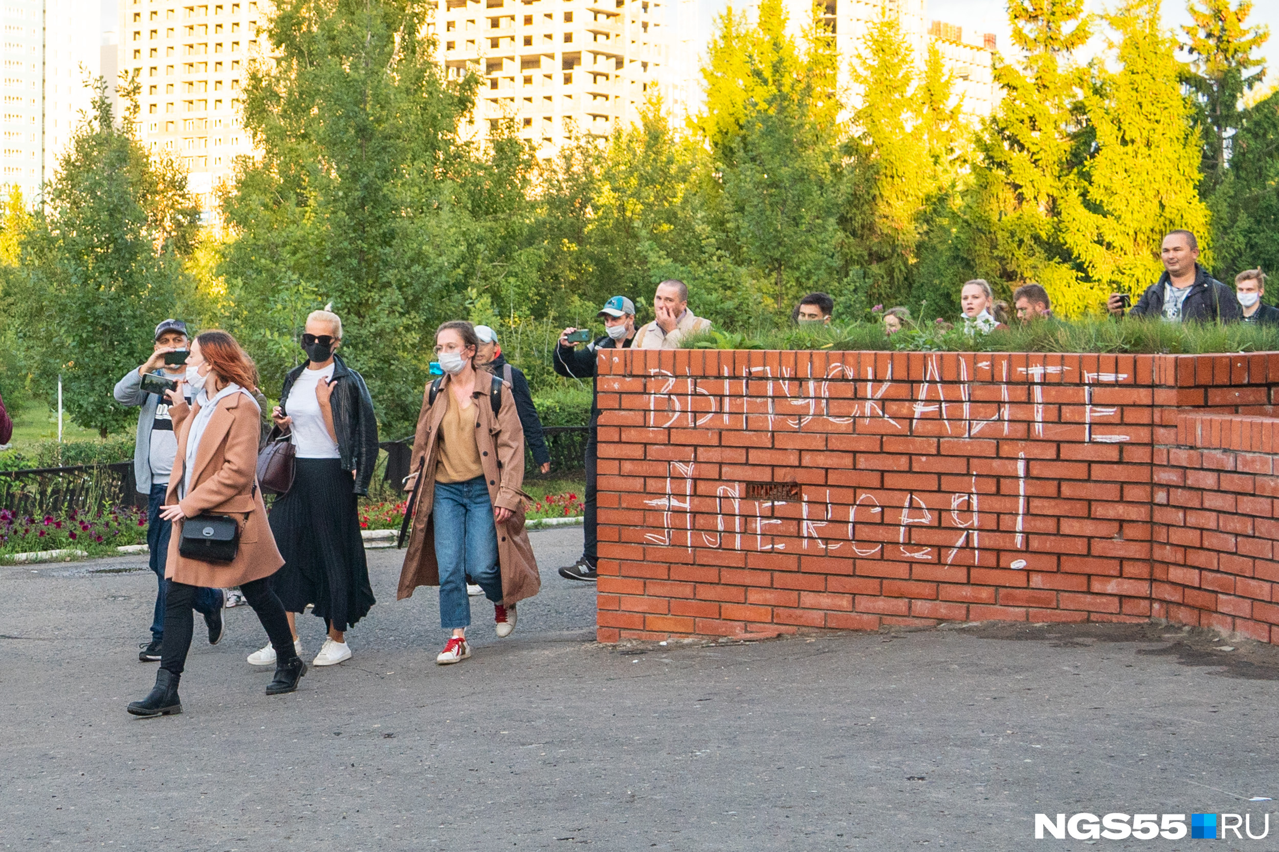 Когда закончилась бумага, сторонники Алексея Навального перешли на наскальную живопись Когда закончилась бумага, сторонники Алексея Навального перешли на наскальную живопись