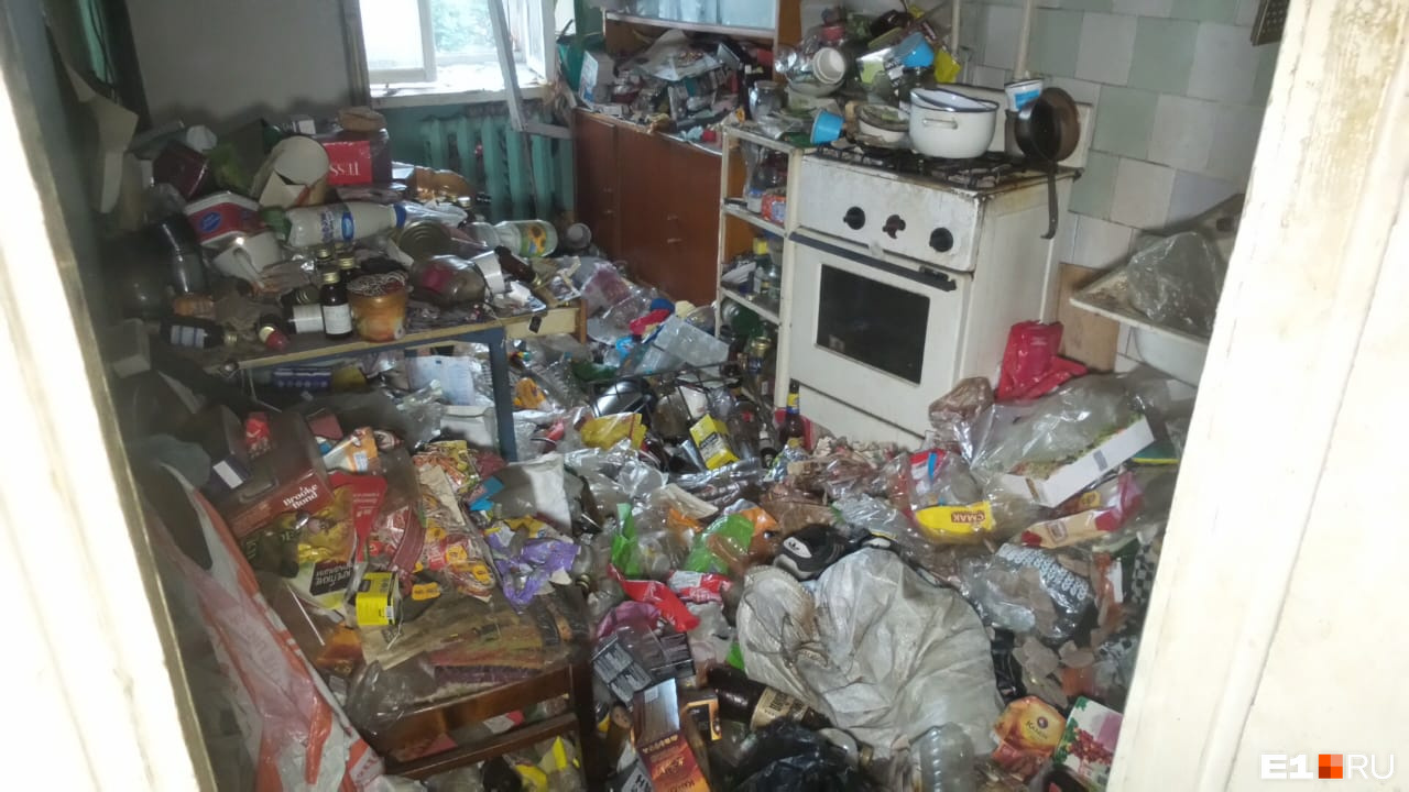Квартира, в которой произошел пожар, оказалась забита мусором Квартира, в которой произошел пожар, оказалась забита мусором