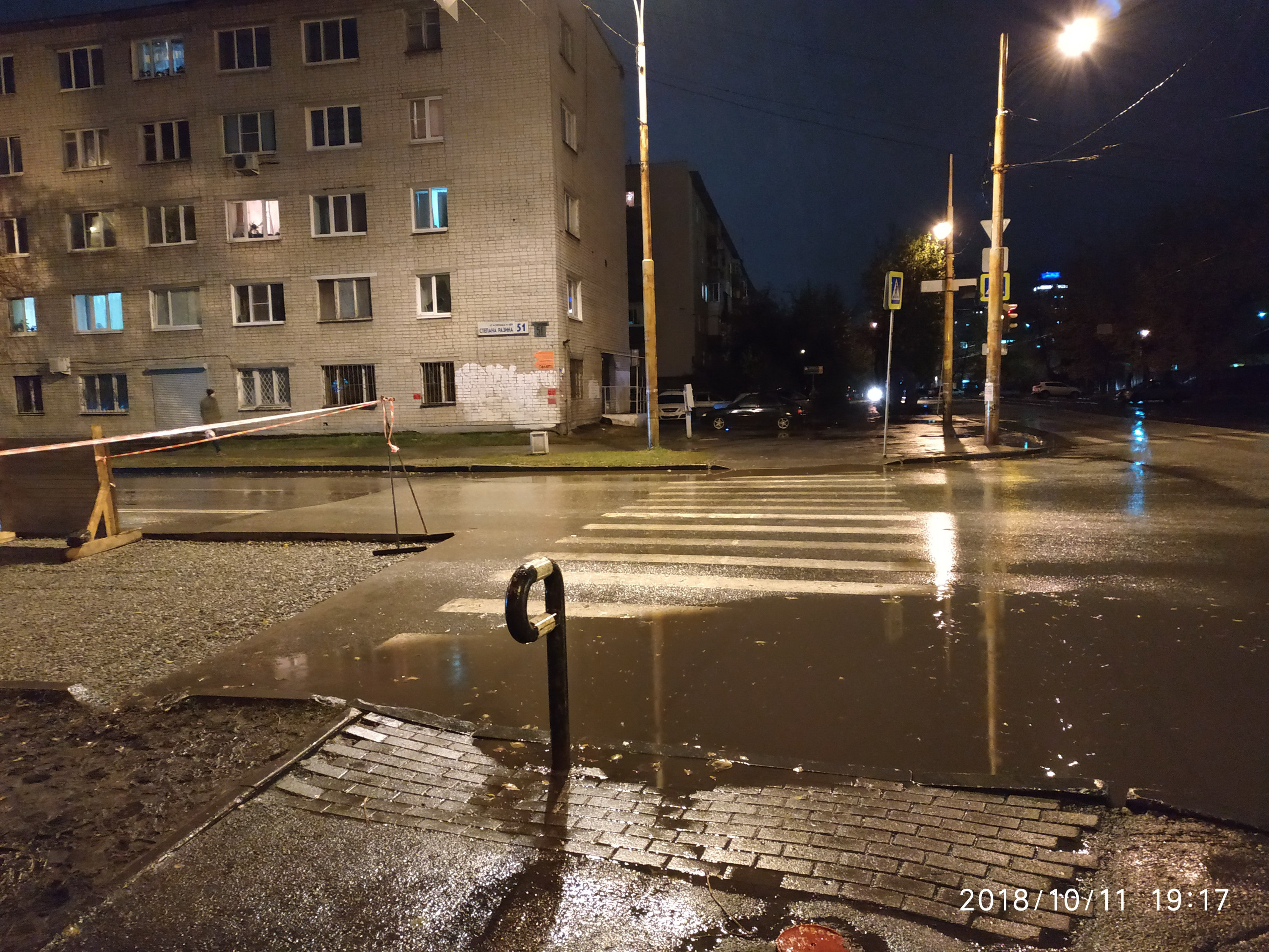 Лужи на зебрах — один из примеров недостаточно развитой пешеходной инфраструктуры<br> Лужи на зебрах — один из примеров недостаточно развитой пешеходной инфраструктуры<br>