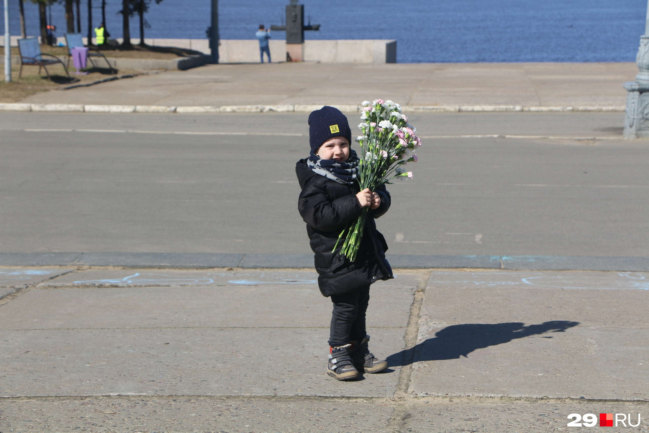 А это, пожалуй, самый юный из представителей молодежи, кто принес к памятнику цветы