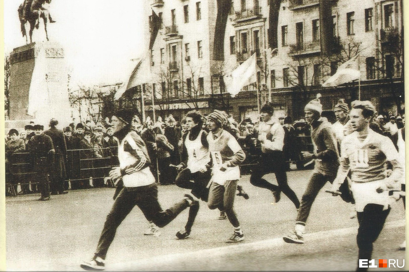 Легкоатлет Владислав Коршунов бежит под номером 11 (на фото крайний справа)