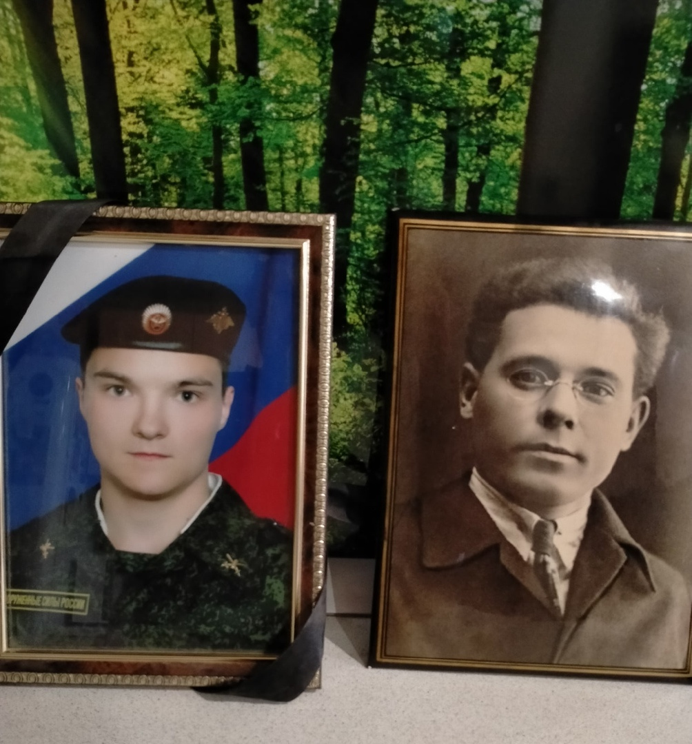 Фотография погибшего сына стоит у Ирины рядом со снимком умершего на фронте деда