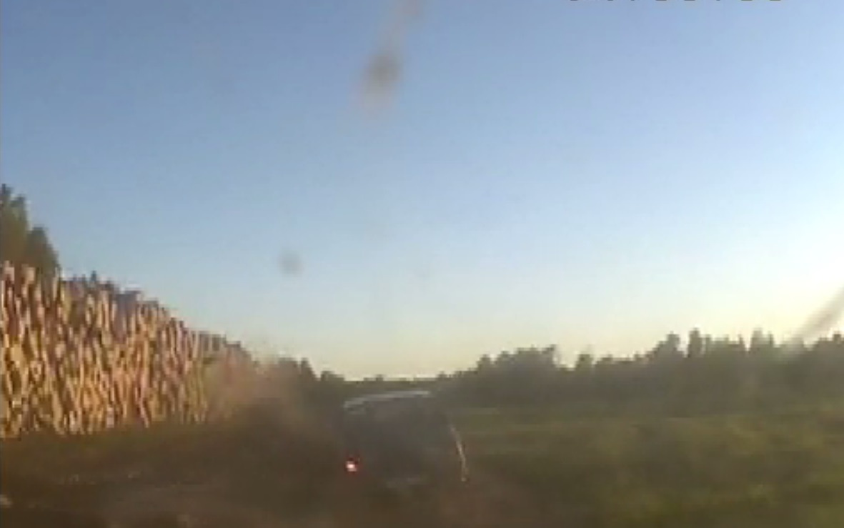 Автомобиль застрял в поле Автомобиль застрял в поле