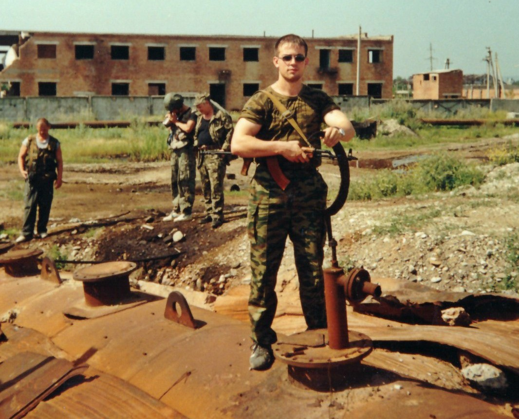 2000 год: Алексей Мартынов на месте ликвидации подпольного мини-НПЗ. На заднем плане — Валерий Лобанов и Александр Енбахтов